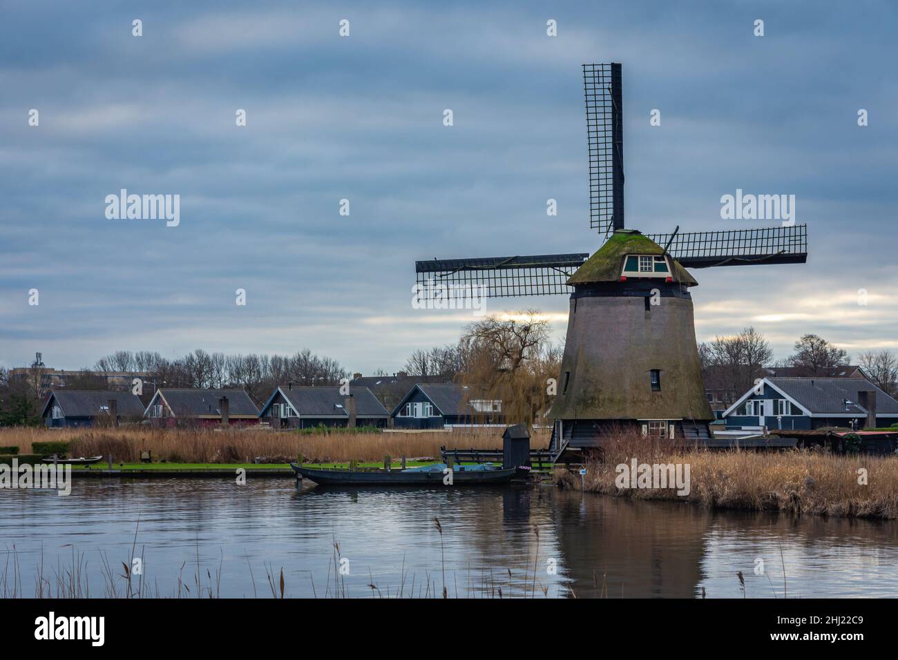 Storico mulino a vento olandese lungo il canale di Alkmaar, provincia Olanda del Nord Foto Stock