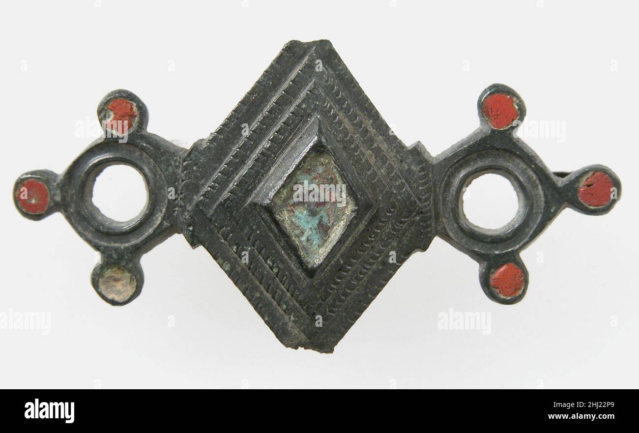 Openwork Brooch 3rd secolo romano. Openwork Brooch 465164 romano, openwork Brooch, 3rd secolo, Champlev? Smalto, lega di rame, totale: 1 15/16 x 7/8 x 1/2 poll. (4,9 x 2,3 x 1,2 cm). Il Metropolitan Museum of Art, New York. Dono di J. Pierpont Morgan, 1917 (17.192.11) Foto Stock