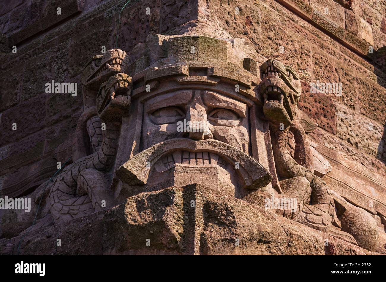 Monumento Kyffhäuser sulla collina di Kyffhäuser, Turingia, Germania, 14 agosto 2017; angolo con la testa che mostra una faccia grinta. Foto Stock
