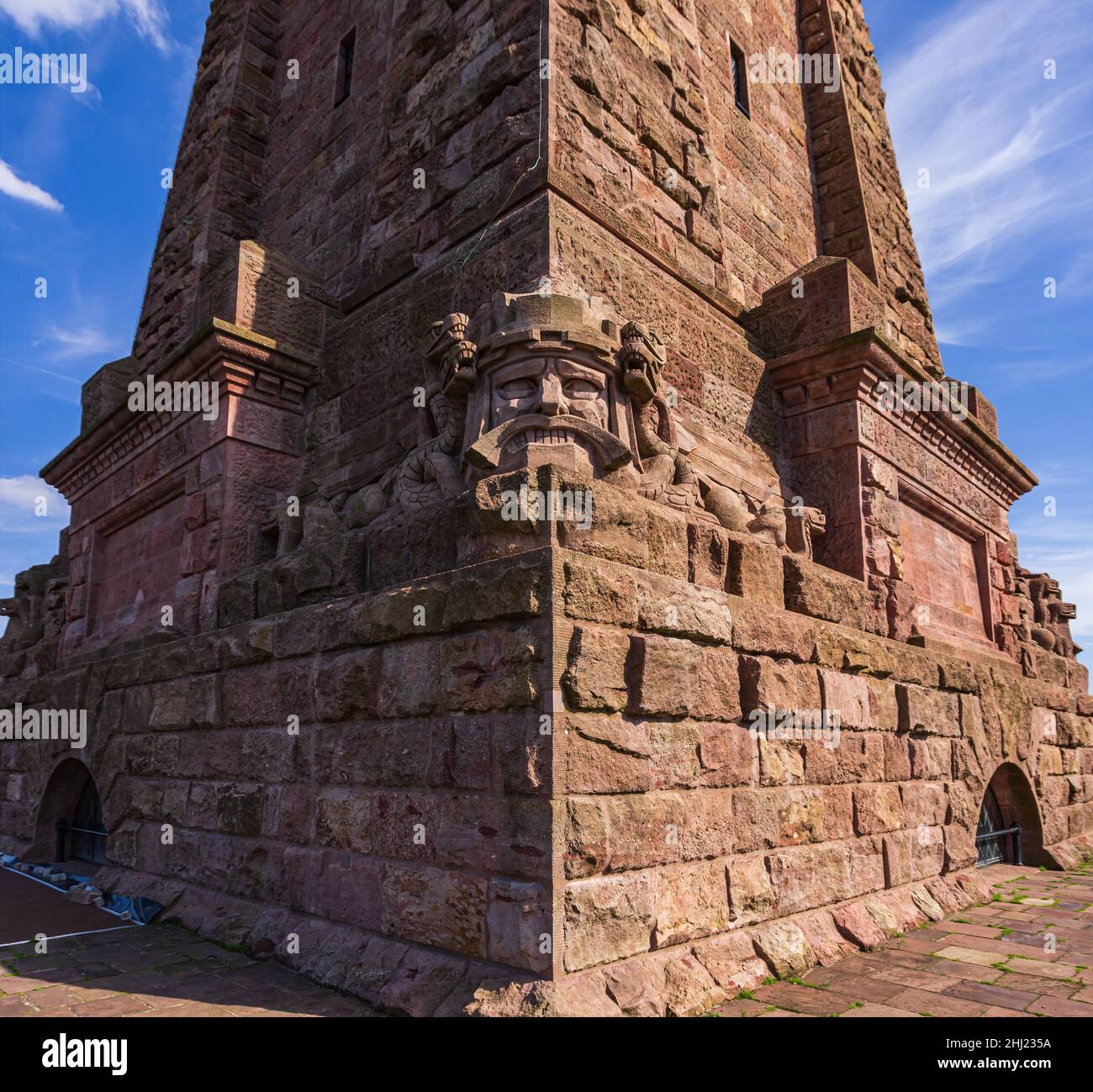 Monumento Kyffhäuser sulla collina di Kyffhäuser, Turingia, Germania, 14 agosto 2017; angolo con la testa che mostra una faccia grinta. Foto Stock