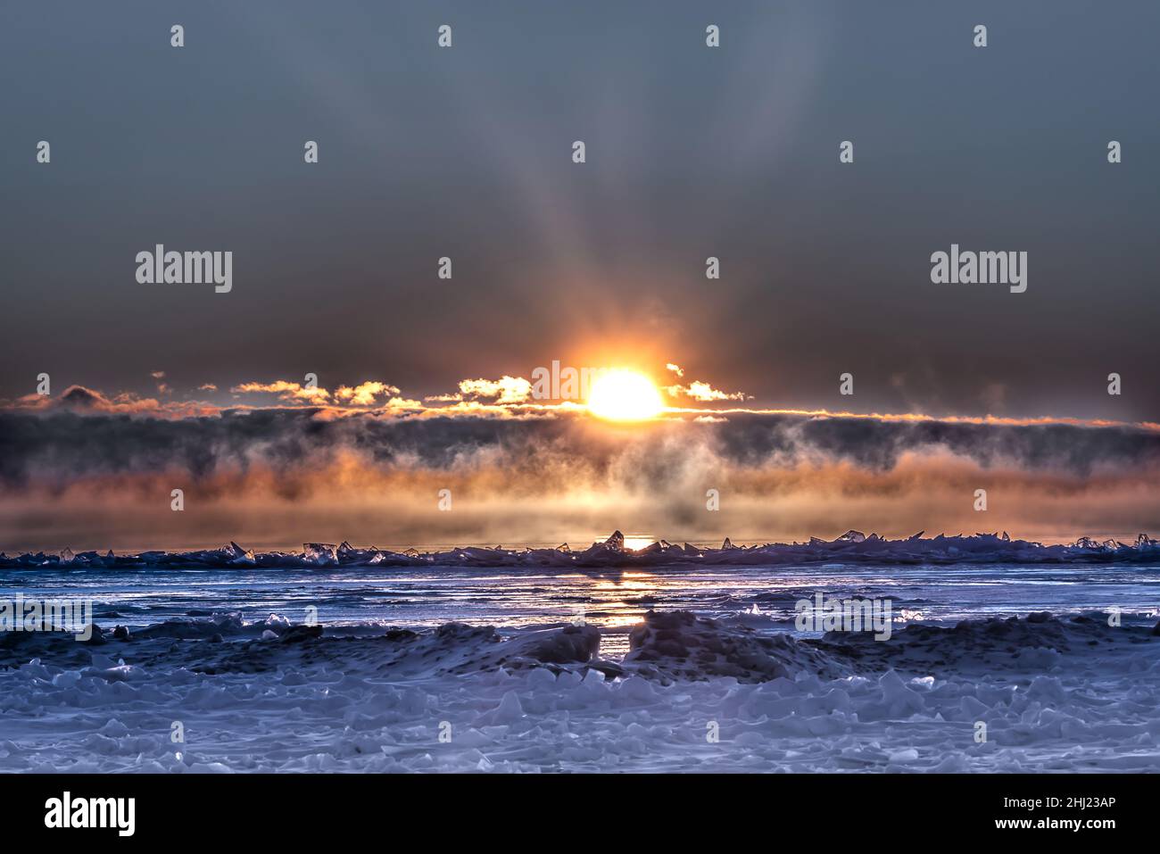 Alba su iceberg con nebbia proveniente dal lago Foto Stock
