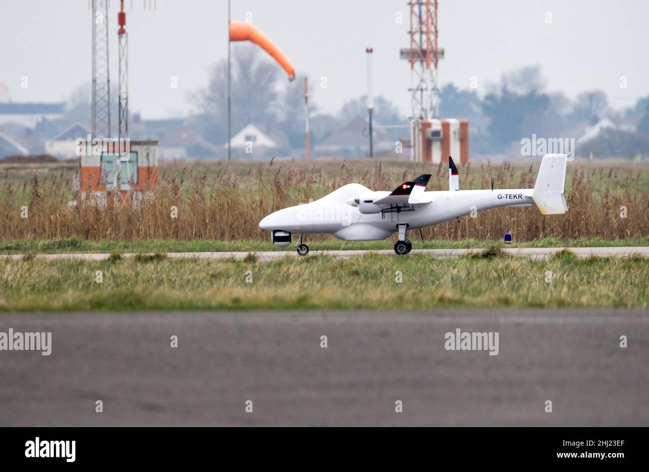 Aeroporto di Lydd, Kent, Regno Unito. 25th gennaio 2022. Il drone utilizzato per la ricerca dei migranti atterra all'aeroporto di Lydd. Credit: Newspics UK South/Alamy Live News Foto Stock