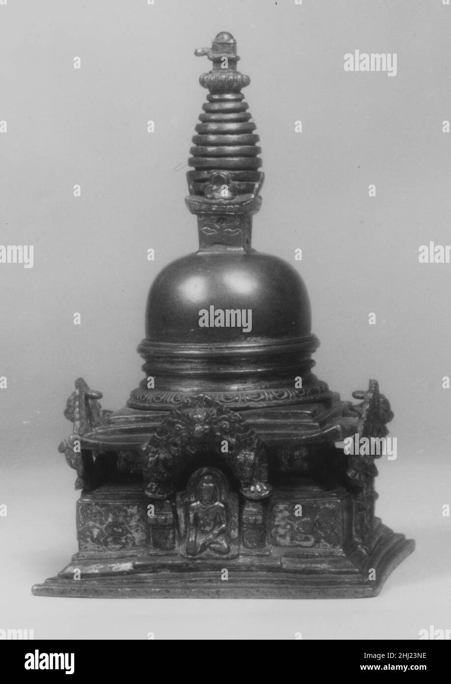 Modello di una Stupa ca. 16th secolo Nepal (valle di Kathmandu) questo stupa in miniatura ha quattro santuari alla base, ciascuno che ospita un Buddha meditante. Gli occhi sono incisi sui quattro lati della sezione quadrata harmika tra la cupola e gli ombrelloni a più livelli, come visto a Swayambhunath stupa e altrove nella valle oggi. Modello di Stupa 38342 Foto Stock