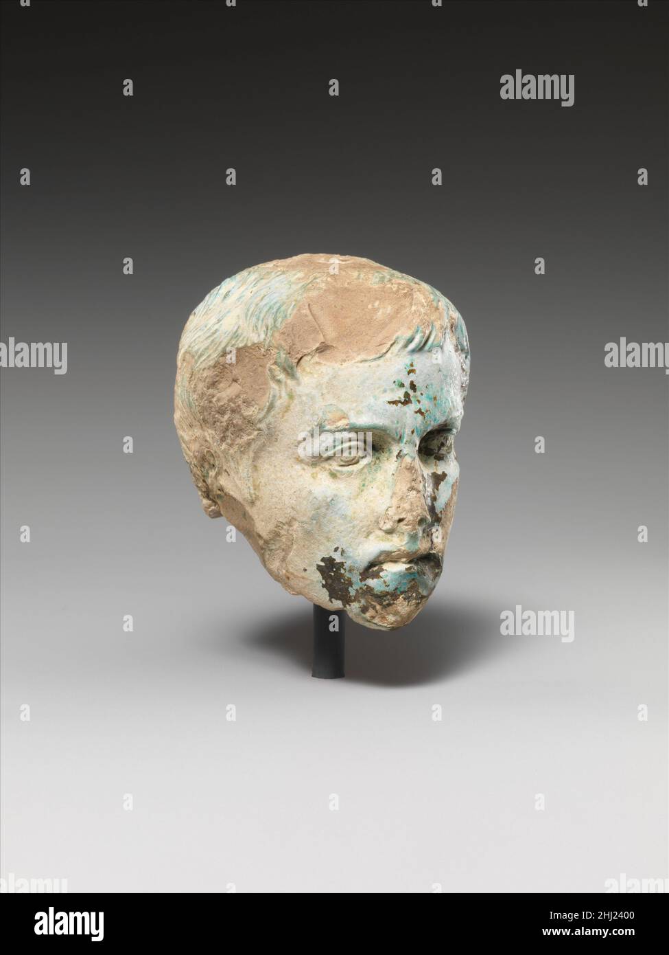 Capo di Augusto 27 a.C.-d.C. 14 periodo romano, Augusto si pensa che questo piccolo capo raffigura l'imperatore romano Augusto. Segue un prototipo romano per il suo ritratto che fu sviluppato nella prima parte del suo lungo regno, ma continuò in uso. Paul Zanker ha suggerito che sarebbe stato creato tardi nel regno di Augusto o anche in quello di Tiberio. L'influenza egiziana può essere presente nel suggerimento di carne sciolta sotto gli zigomi prominenti. Il contesto originario della testa è sconosciuto, ma si dice che provenga da Memphis, il che è ragionevole. Una provenienza memfita rifletterebbe l'impo Foto Stock