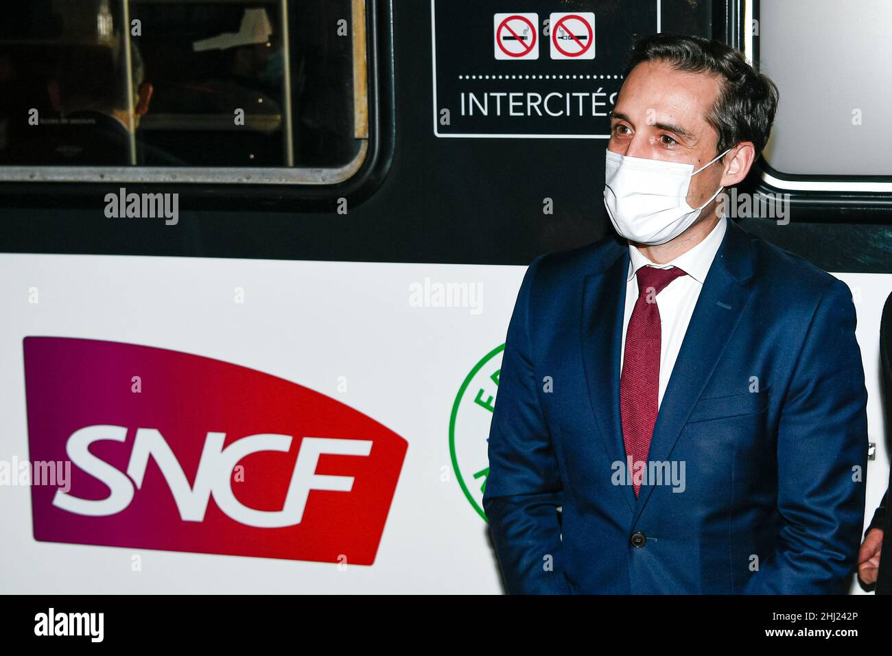 Il ministro francese dei Trasporti Jean-Baptiste Djebbari accanto al logo SNCF partecipa alla prima partenza notturna del treno alla stazione di Austerlitz, il 12 dicembre 2021 Foto Stock