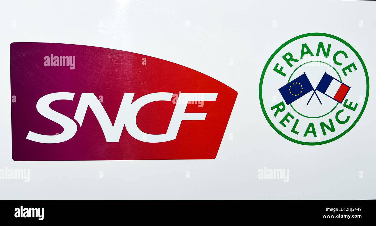 Il logo 'France Relance' e SNCF alla stazione di Austerlitz, il 12 dicembre 2021 a Parigi, Francia. Foto di Victor Joly/ABACAPRESS.COM Foto Stock