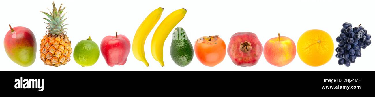 Frutta e verdura tropicali in fila isolate su sfondo bianco. Foto Stock
