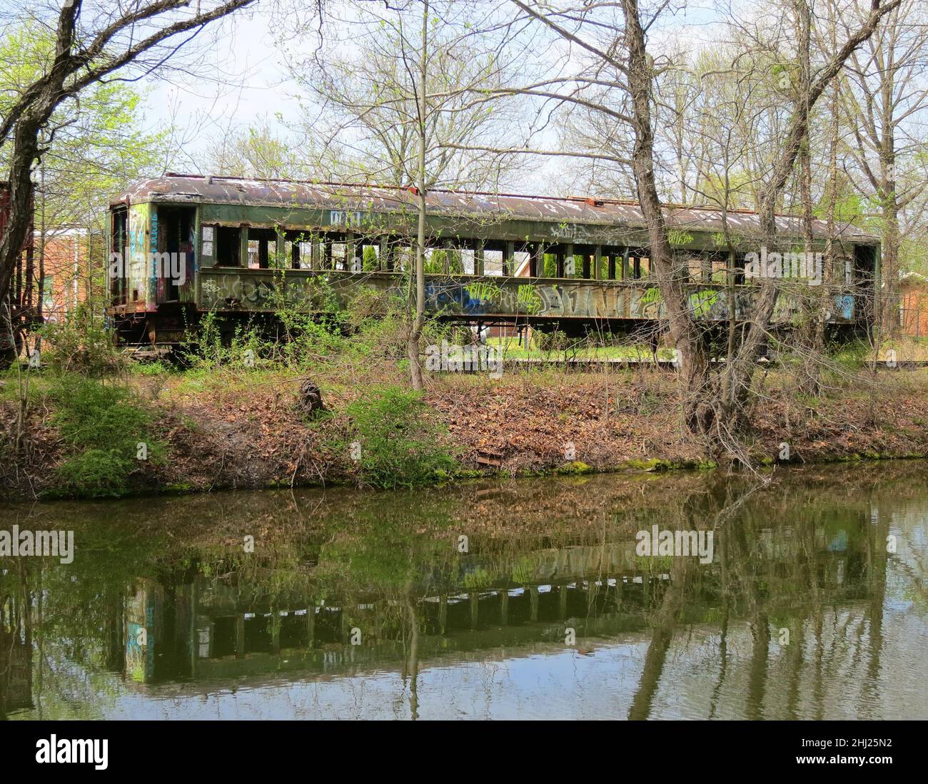 Treno Auto abbandonare con graffiti e riflessi / isolato sul canale del Delaware in Lambertville NJ USA. Foto Stock