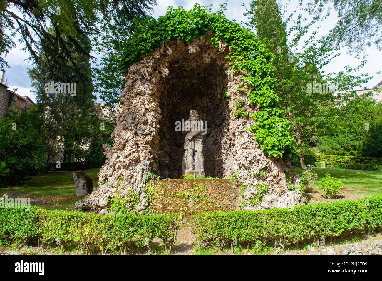 Una statua in una nicchia di pietra nel parco di Villa d'Este, Tivoli, Lazio Foto Stock