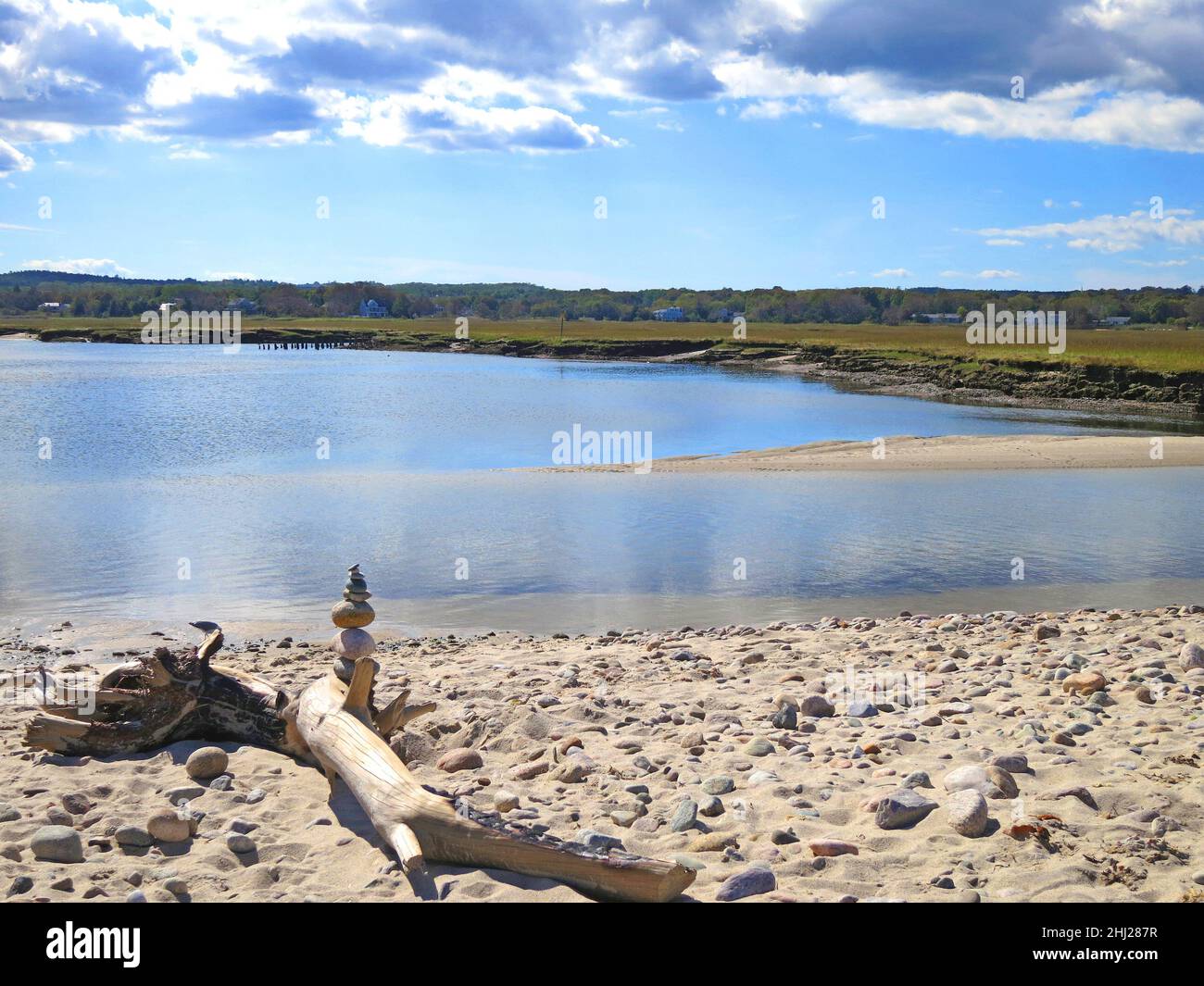 Sabbia Dunesand Inlet, stagno a Sandwich, Cape Cod Massachusetts, USA. A Town Beach e Sandwich Harbour, con rocce stack, Balanced, Cairn e driftwood. Foto Stock