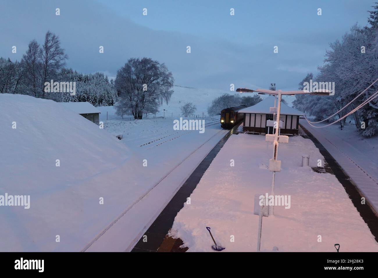 Stazione di Rannoch, linea ferroviaria West Highland, una delle linee ferroviarie più remote e belle della Scozia che collega Londra con Fort William Foto Stock