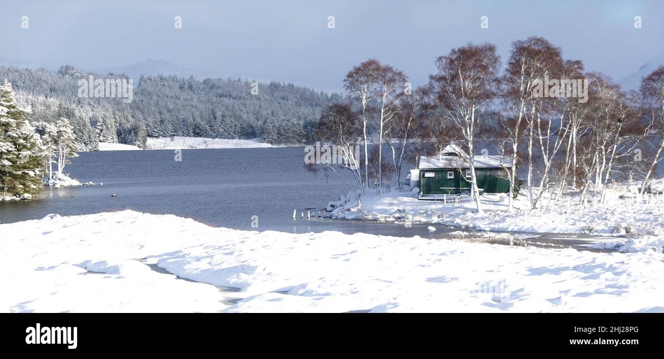 Loch Ossian Youth Hostel in una giornata di inverni nevosi, Highlands scozzesi, Regno unito Foto Stock