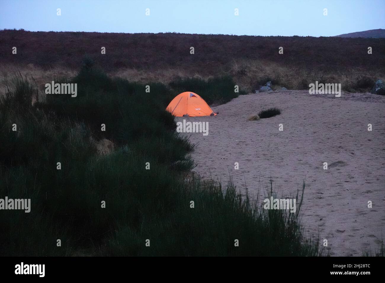 Campeggio invernale selvaggio sulle rive di Loch Laidon, Highlands scozzesi Regno Unito Foto Stock