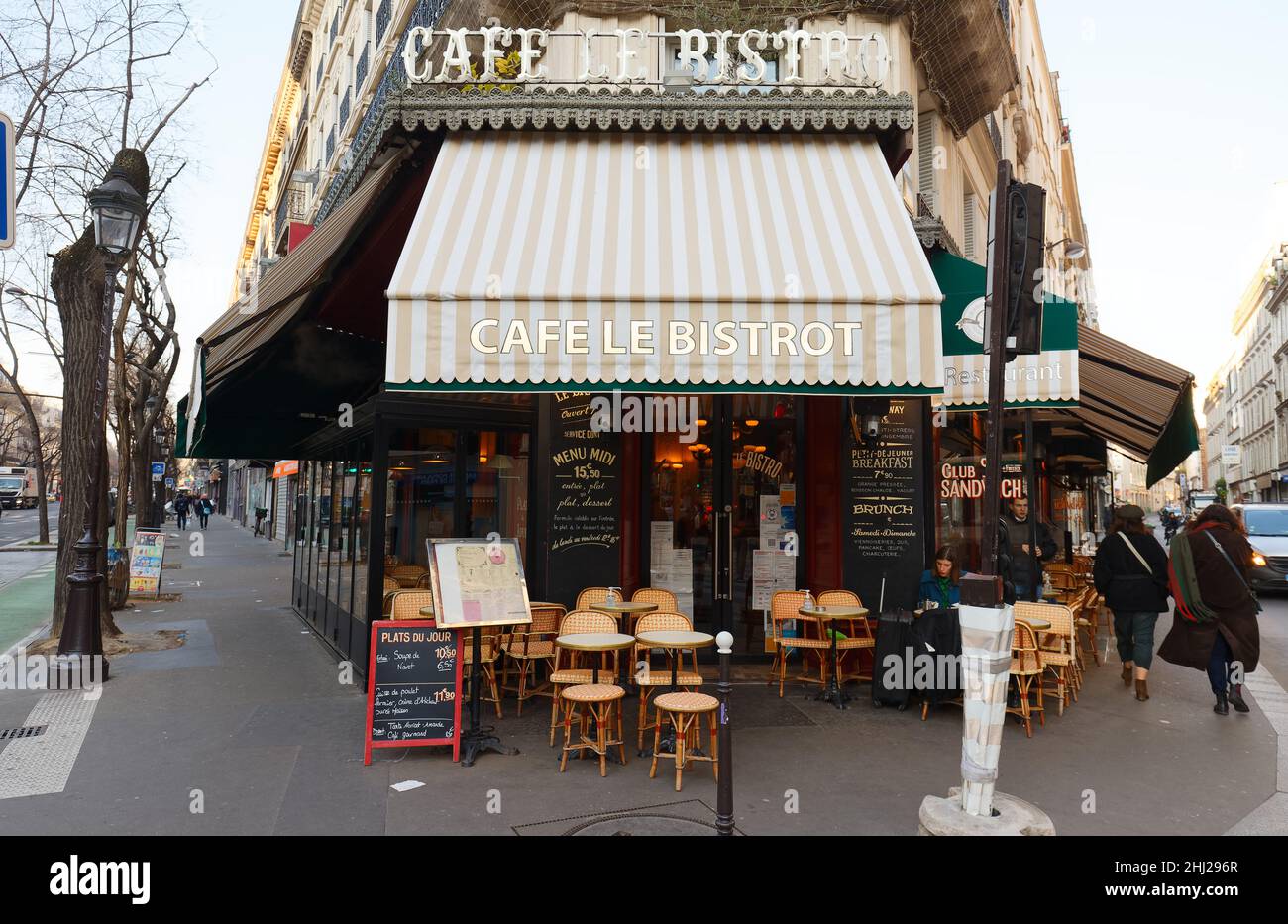 Il Cafe le Bistro è un tradizionale caffè francese situato vicino a Piazza  della Repubblica, Parigi, Francia Foto stock - Alamy