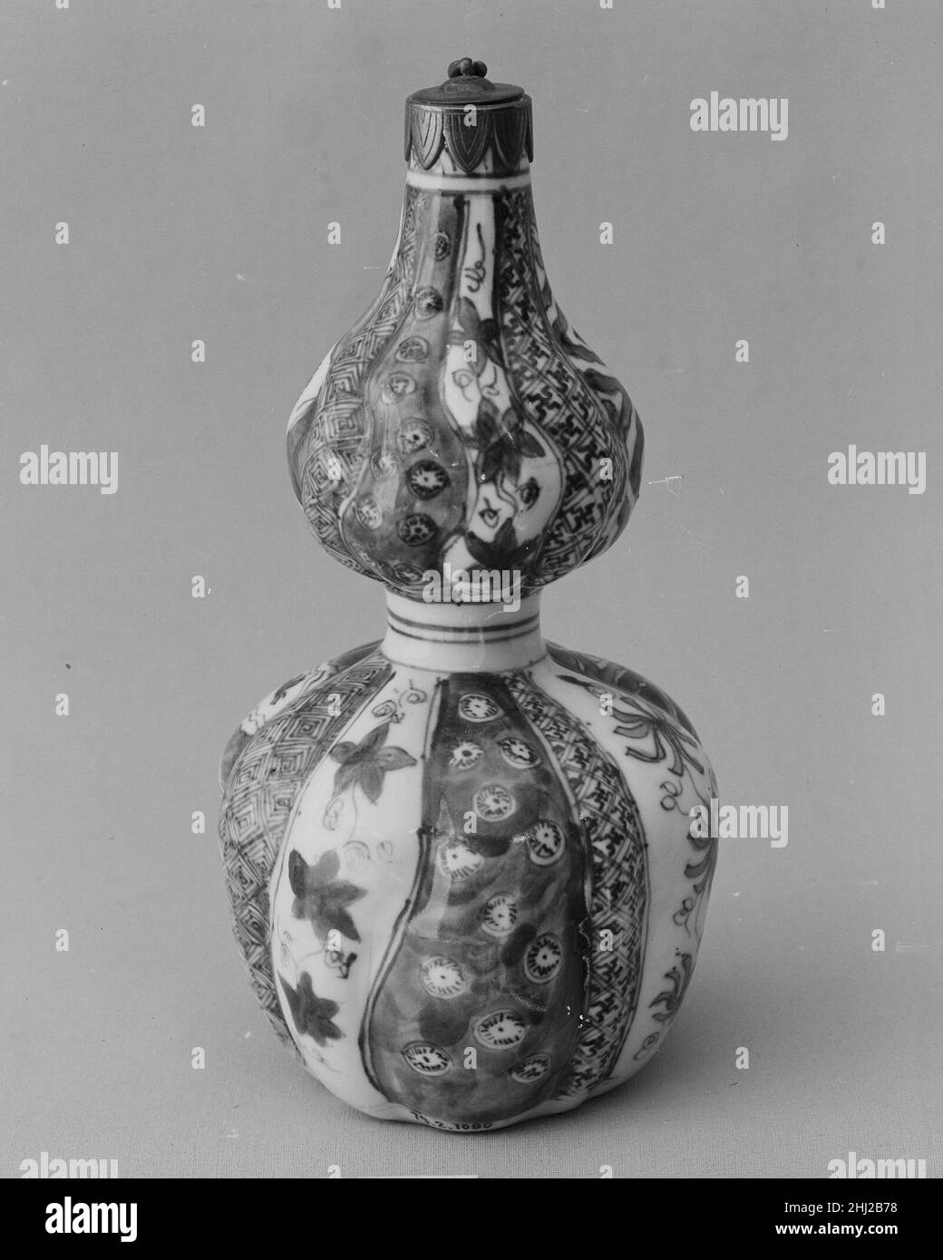 Bottiglia 17th secolo Cina la forma attorcigliata dei lobi verticali che definiscono questa bottiglia, e la densità della decorazione, suggeriscono che è stato fatto per il mercato giapponese. L'iscrizione nella parte inferiore della nave è un paeo alla diligenza e all'importanza della borsa di studio in tribunale. Flacone 50026 Foto Stock