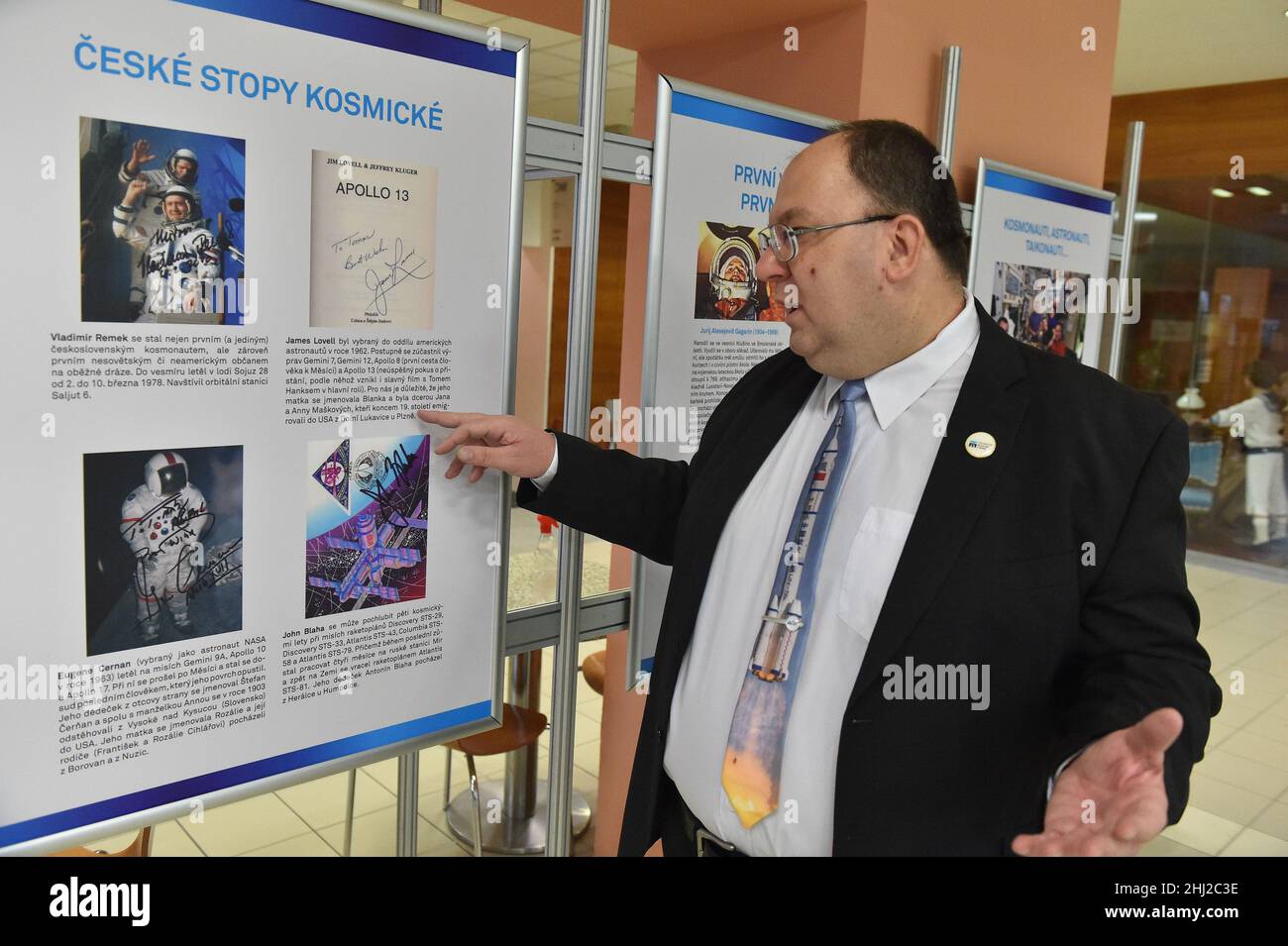 Brno, Repubblica Ceca. 26th Jan 2022. Il collezionista Tomas Pribyl mostra la mostra della sua collezione di firme cosmonauta al Museo tecnico di Brno, Repubblica Ceca, il 26 gennaio 2022. Un collezionista avido e un operaio museale ha raccolto 572. Le riproduzioni di tutte le firme sono ora affiancate nel museo su un'unica grande tela. Credit: Vaclav Salek/CTK Photo/Alamy Live News Foto Stock