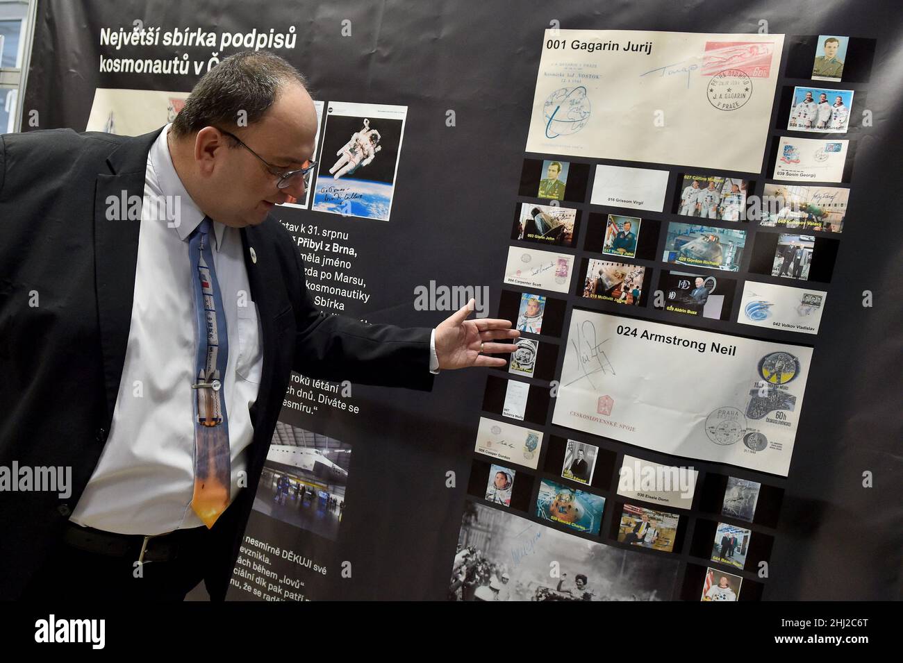 Brno, Repubblica Ceca. 26th Jan 2022. Il collezionista Tomas Pribyl mostra la mostra della sua collezione di firme cosmonauta al Museo tecnico di Brno, Repubblica Ceca, il 26 gennaio 2022. Un collezionista avido e un operaio museale ha raccolto 572. Le riproduzioni di tutte le firme sono ora affiancate nel museo su un'unica grande tela. Credit: Vaclav Salek/CTK Photo/Alamy Live News Foto Stock