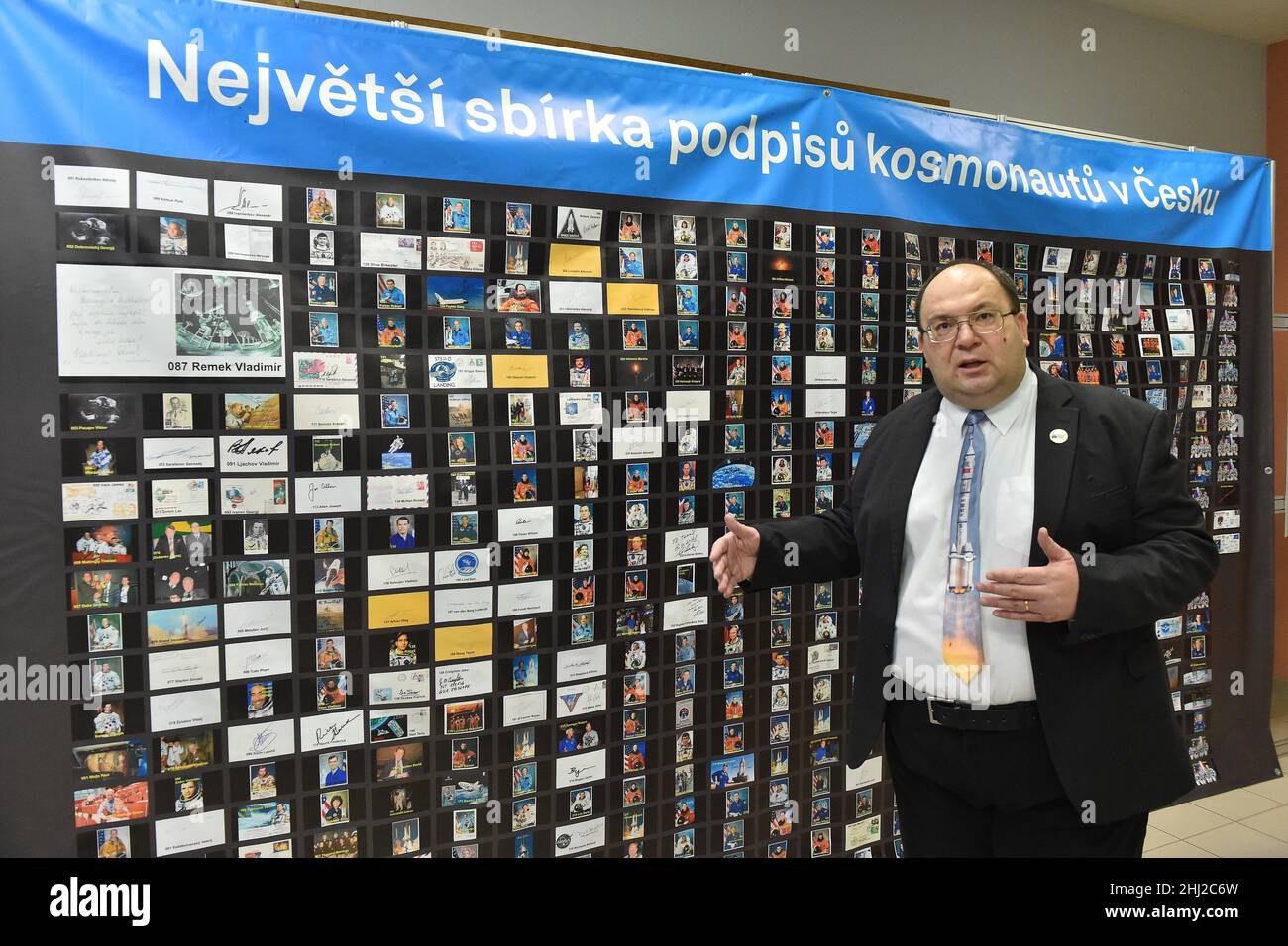 Brno, Repubblica Ceca. 26th Jan 2022. Il collezionista Tomas Pribyl mostra la mostra della sua collezione di firme cosmonauta al Museo tecnico di Brno, Repubblica Ceca, il 26 gennaio 2022. Un collezionista avido e un operaio museale ha raccolto 572. Le riproduzioni di tutte le firme sono ora affiancate nel museo su un'unica grande tela. Credit: Vaclav Salek/CTK Photo/Alamy Live News Foto Stock