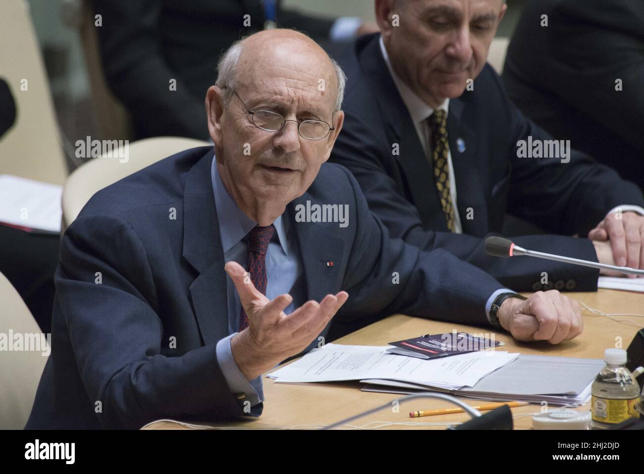 New York, NY, USA. 10th Mar 2016. Giustizia della Corte Suprema DEGLI STATI UNITI Stephen Breyer offre osservazioni durante la sessione. La direzione esecutiva del Comitato antiterrorismo delle Nazioni Unite ha ospitato uno speciale briefing aperto su ''The Effective Adjudication of Terrorism Cases'', con giuristi senior ed esperti legali in tutto il mondo presso la sede delle Nazioni Unite, tra cui Stephen Breyer, l'associate Justice della Corte Suprema degli Stati Uniti. Credit: Albin Lohr-Jones/Pacific Press/ZUMA Wire/Alamy Live News Foto Stock