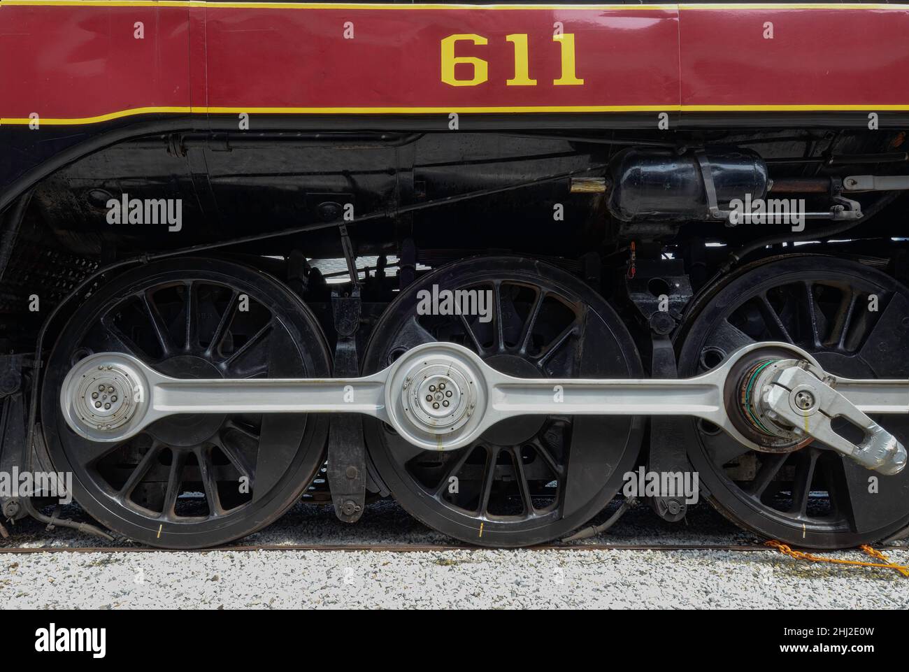 Vista laterale delle ruote e degli ingranaggi di Norfolk & Western #61 a colori parcheggiato al North Carolina Transportation Museum Spencer NC 2015 Foto Stock