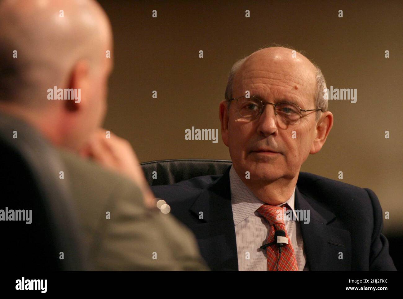 29 marzo 2007 - Washington, DC - Corte Suprema associate Justice Stephen Breyer partecipa a una sessione di domande e risposte condotta da Jess Bravin, giornalista di Wall Street Journal, alla American Society of Newspaper Editors Conference. Photo Credit: Kristoffer Tripplaar/Sipa USA/0704031412 Foto Stock