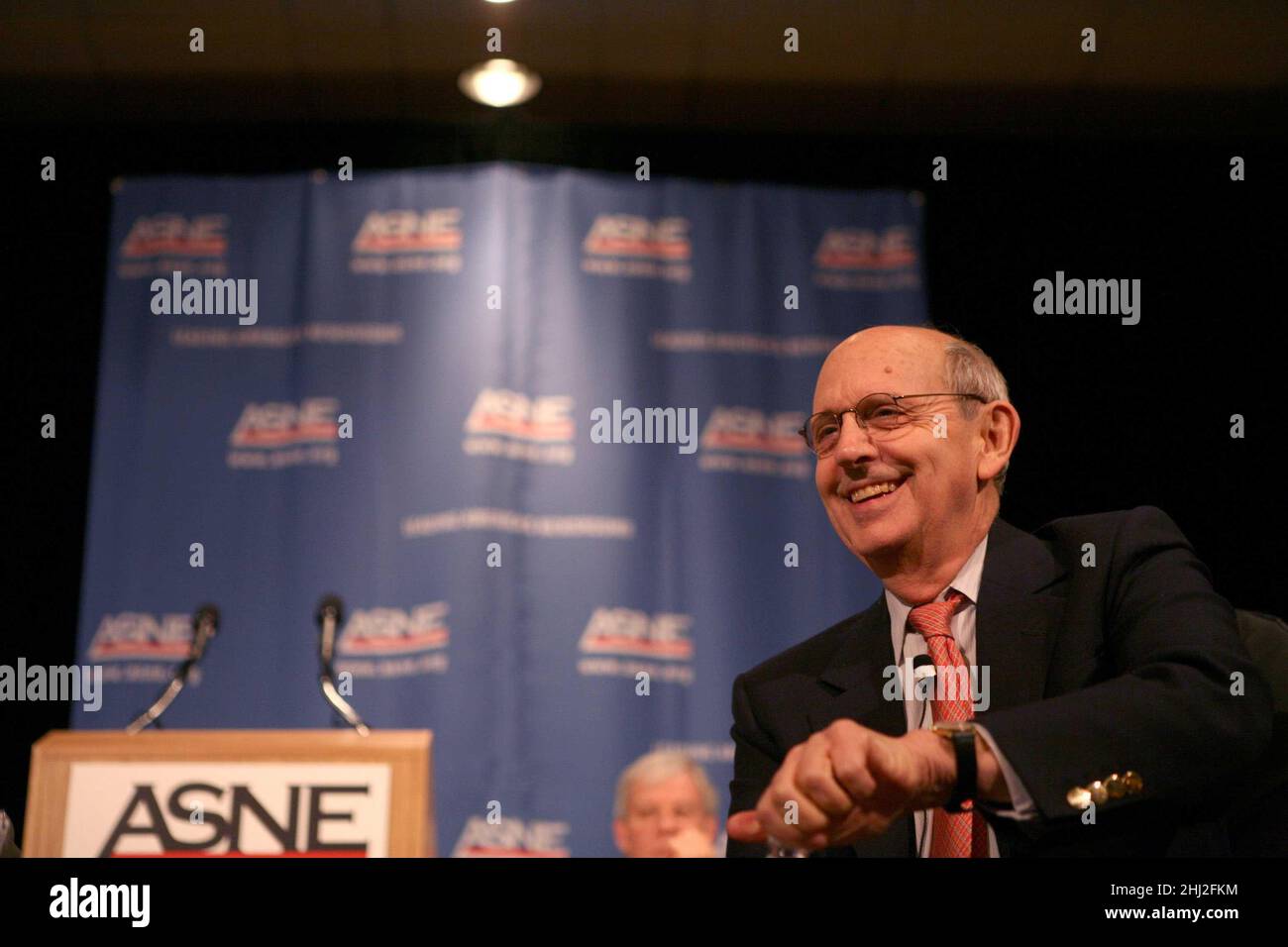 29 marzo 2007 - Washington, DC - Corte Suprema associate Justice Stephen Breyer partecipa a una sessione di domande e risposte condotta da Jess Bravin, giornalista di Wall Street Journal, alla American Society of Newspaper Editors Conference. Photo Credit: Kristoffer Tripplaar/Sipa USA/0704031409 Foto Stock