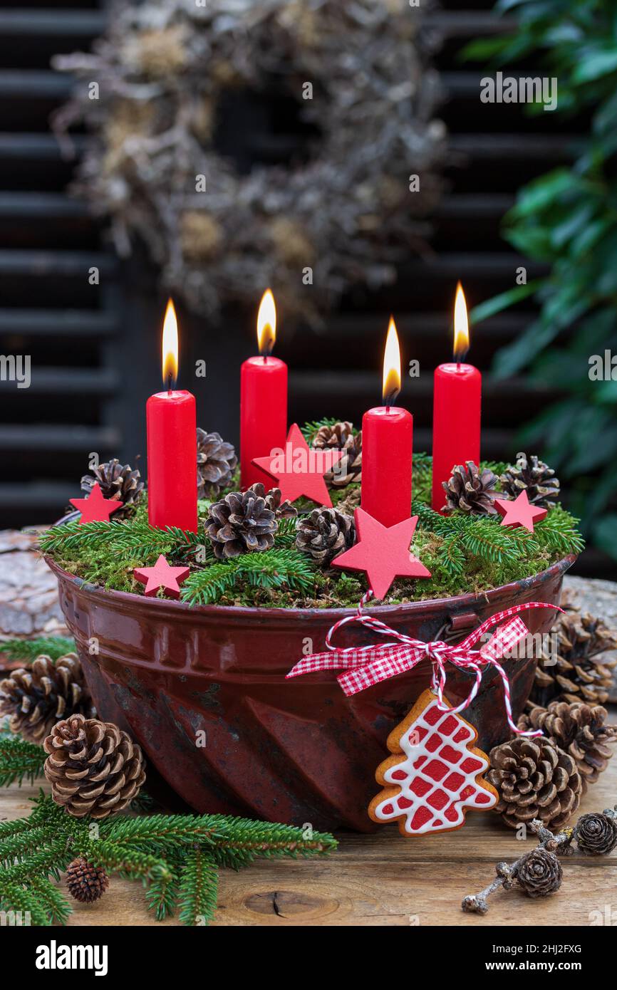 decorazione natalizia con candele rosse d'avvento in vecchio stampo gugluff Foto Stock