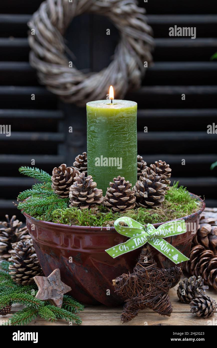decorazione natalizia con candela verde in vecchio stampo gugluff Foto Stock