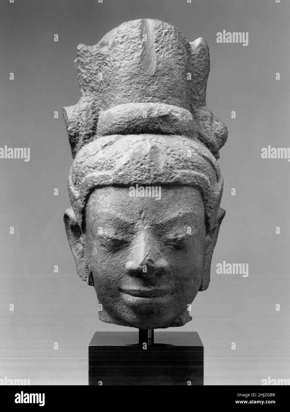 Capo di una Bodhisattva ca. Prima metà del 8th secolo Thailandia (provincia di Phetchabun). Capo di un Bodhisattva 38261 Foto Stock