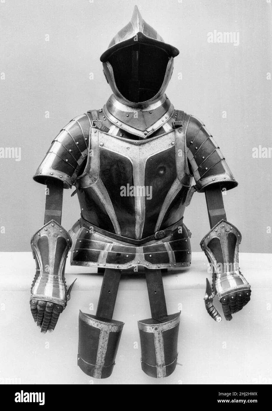 Elementi di un mezzo Armor 16th secolo e più tardi tedesco, Norimberga. Elementi di un mezzo armatura. Tedesco, Norimberga. 16th e più tardi. Acciaio. Norimberga. Armatura per uomo-1/2 armatura Foto Stock
