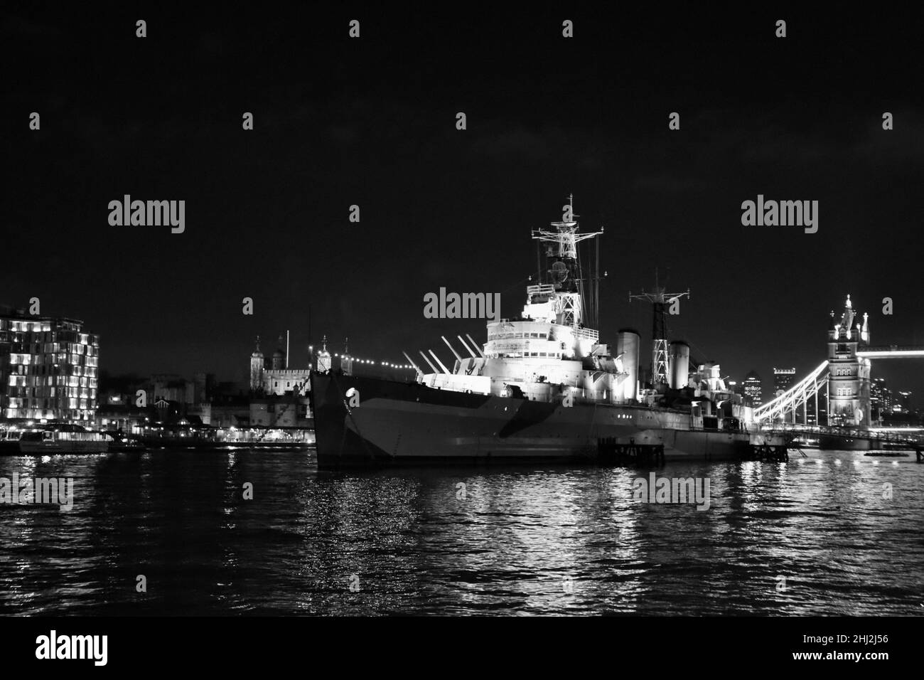 HMS Belfast sul Tamigi vicino Tower Bridge a Londra Foto Stock