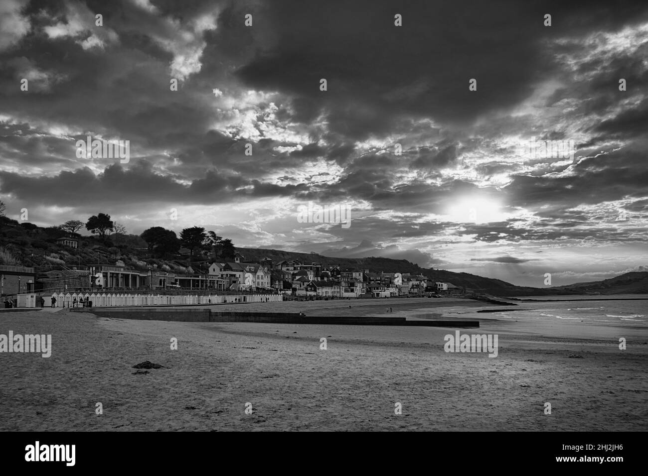 Monocromatico Lyme Regis fronte spiaggia nel mese di dicembre. Lyme Regis è una città nel Dorset occidentale 25 miglia ad ovest di Dorchester e ad est di Exeter nel Regno Unito Foto Stock
