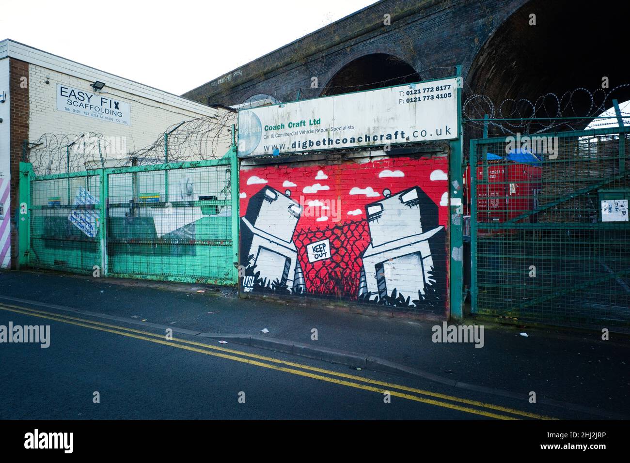 Segnaletica sotto le arcate ferroviarie nell'area Custard Factory di Digbeth, Birmingham Foto Stock