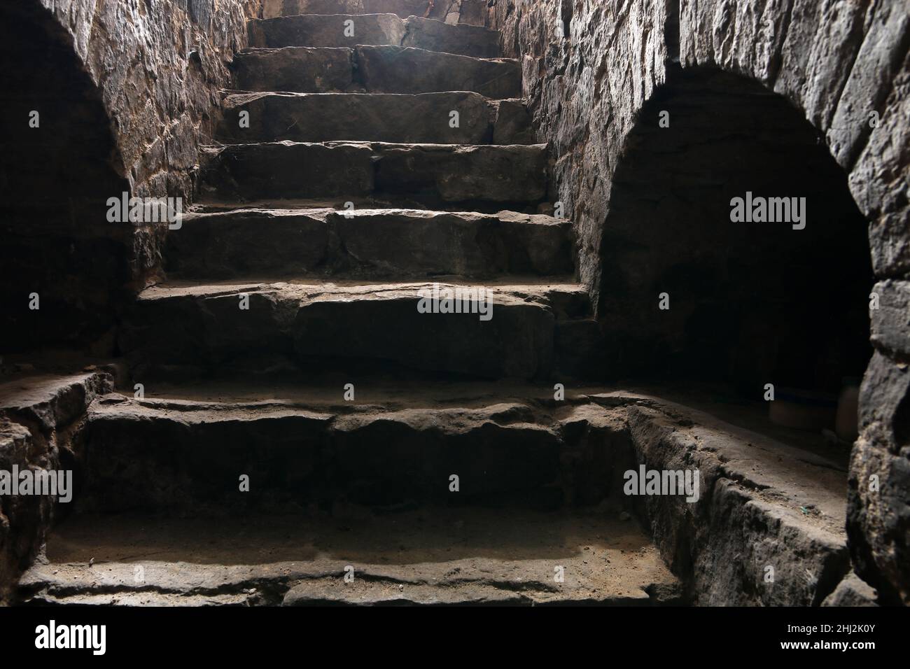 Scale di pietra nella vecchia fortezza. Gradini in pietra. Foto Stock