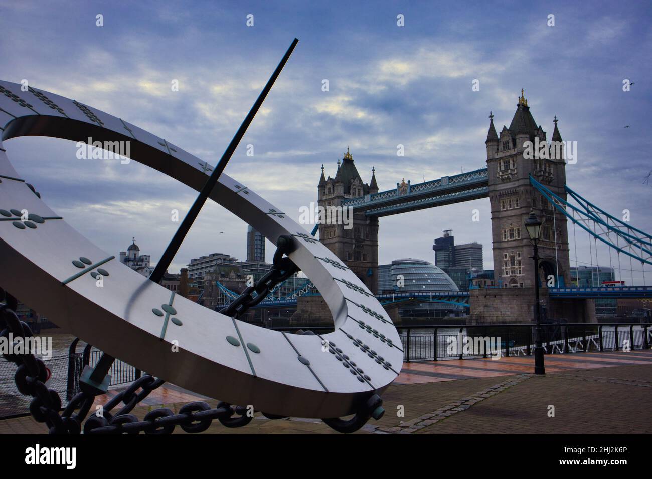 Meridiana con ponte a torre sotto il cielo nuvoloso a Londra Foto Stock