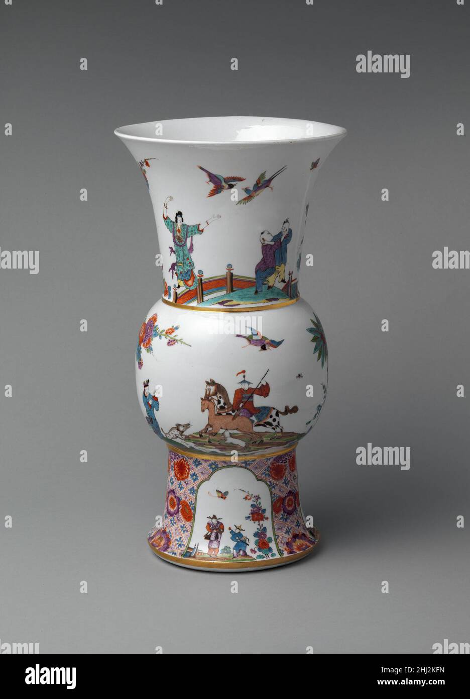 Vaso (uno di un paio) ca. 1735 Meissen Manufactory tedesca la maggior parte delle imprese di porcellana stabilite nel continente nel XVIII secolo sono state generalmente fondate e sostenute da patrizi reali o nobili, e i finanziamenti che hanno fornito erano critici per la sopravvivenza delle fabbriche, che raramente se mai operavano a profitto. Questo sostegno finanziario significava anche che la produzione delle fabbriche spesso rifletteva il gusto del patrono piuttosto che il gusto di un mercato al quale doveva soddisfare. La passione per il mezzo stesso è stata la motivazione per molti di coloro che hanno fondato il fac Foto Stock