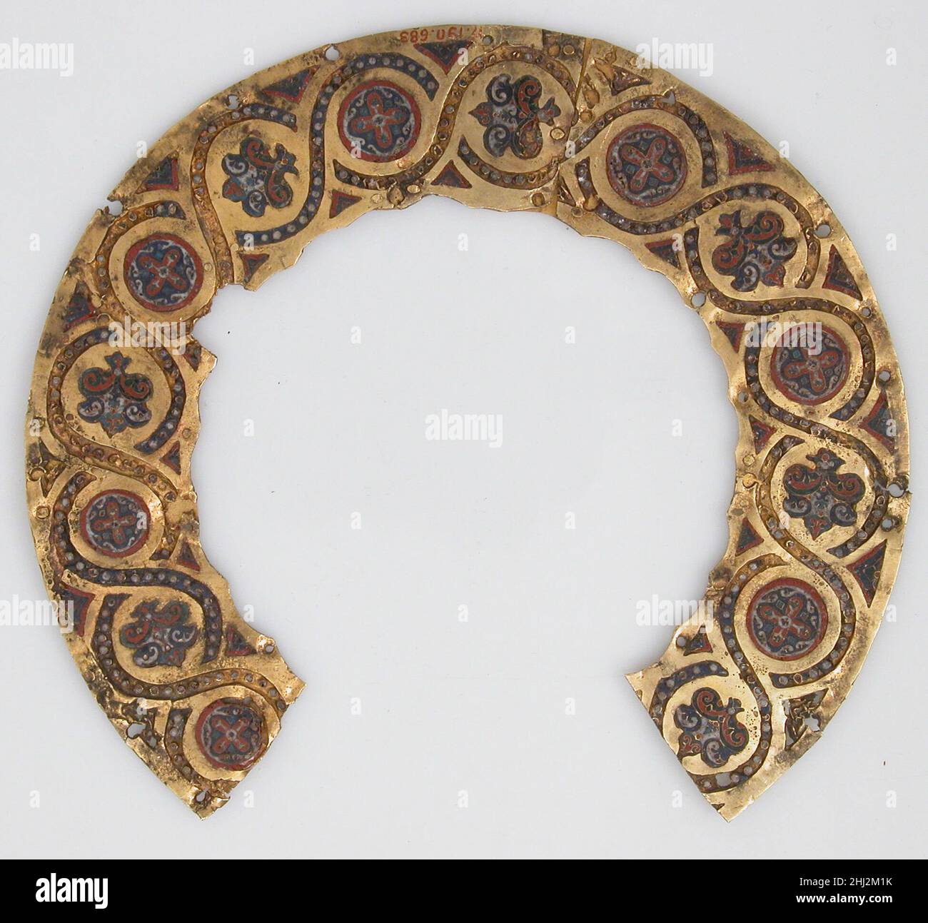 Alone da una cover icona 10th–inizio 11th secolo bizantino l'alone lavorato in modo elaborato sarebbe stato attaccato ad un'icona. Modelli simili si trovano anche su gioielli secolari.. Alone da una copertina icona 464557 Bizantino, Halo da una copertina icona, 10th?Early 11th secolo, Cloisonn? Smalto, oro, totale: 4 1/2 x 5 1/16 x 1/16 pollici (11,5 x 12,8 x 0,2 cm) con di banda: 1" (2,5 cm) supporto: 6 x 6 x 7/8 pollici (15,2 x 15,2 x 2,2 cm). Il Metropolitan Museum of Art, New York. Dono di J. Pierpont Morgan, 1917 (17.190.683) Foto Stock