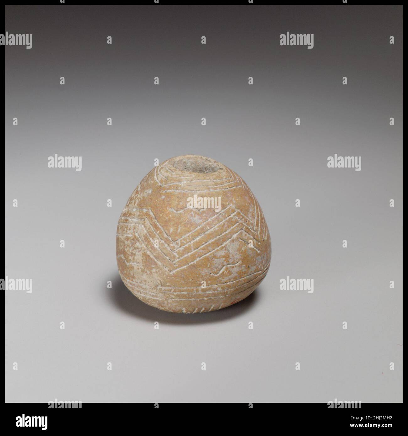 Terracotta a fusello conico-semisferico con base arrotondata ca. 2000–1800 a.C. i fuselli ciprioti hanno contribuito alla realizzazione di stoffe per indumenti e biancheria da letto. Sono stati posti in tombe, forse in modo che il defunto potrebbe continuare a girare la lana nell'aldilà. Terracotta a fusello conico-semisferico con base arrotondata 240507 Foto Stock