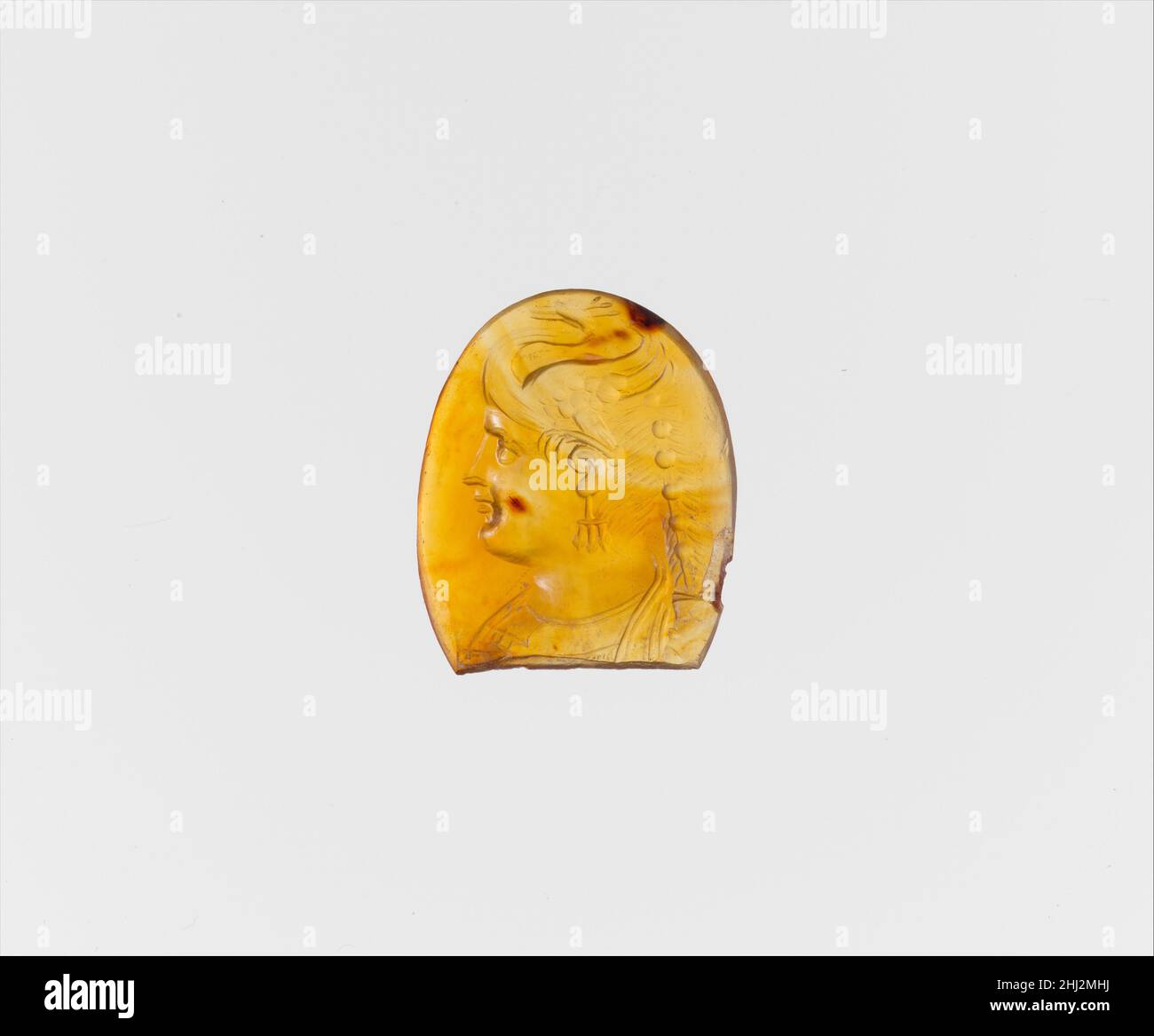 Pietra ad anello della SARD 1st secolo a.C.–3rd secolo d.C. Roman busto femminile con un headdress sotto forma di un peacockSince il pavone era un simbolo del cielo stellato ed era sacro ad era, la dea Hera o una principessa tolemaica sotto forma di era può essere rappresentato qui.. Pietra ad anello SARD. Romana. 1st secolo a.C.–3rd secolo d.C. SARD. Tardo repubblicano o imperiale. Gemme Foto Stock