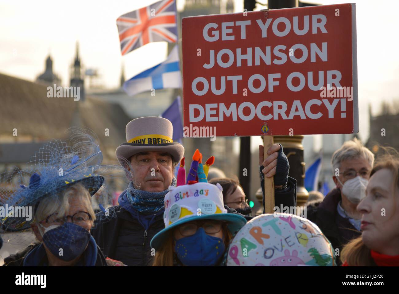I manifestanti si sono riuniti in Piazza del Parlamento il giorno in cui Boris Johnson ha affrontato le domande del primo Ministro (PMQ) in mezzo allo scandalo e alle indagini 'Partigate'. Foto Stock
