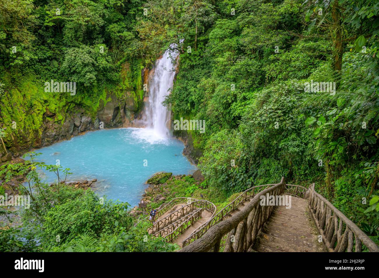 Molti scalini conducono alla cascata con acque turchesi blu del Rio Celeste, Parco Nazionale Tenorio, Upala, Provincia Alajuela, Costa Rica Foto Stock