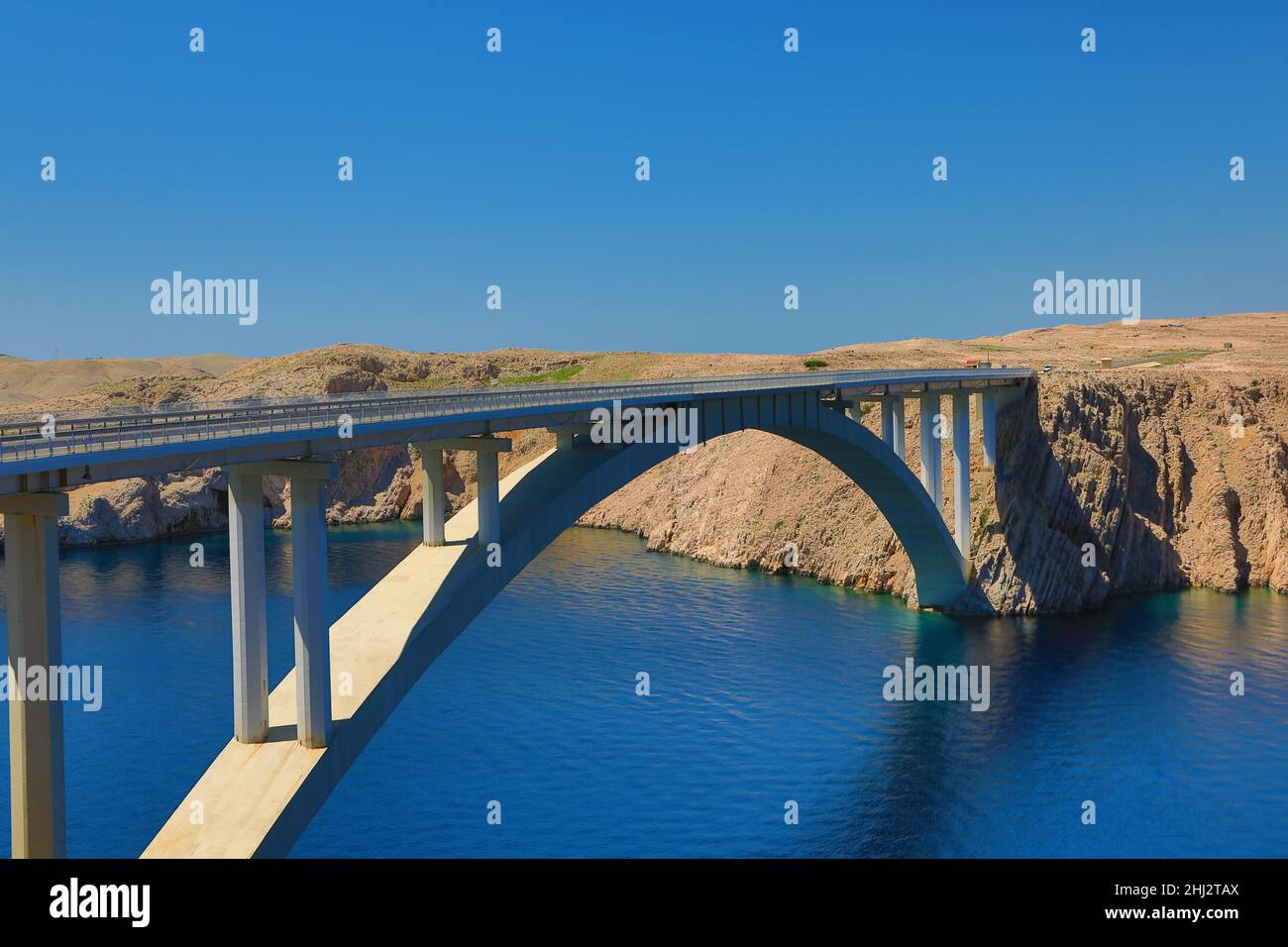 Ponte di Pag collegamento dalla terraferma all'isola di Pag, Rtina, Zadar, Dalmazia Settentrionale, Croazia Foto Stock
