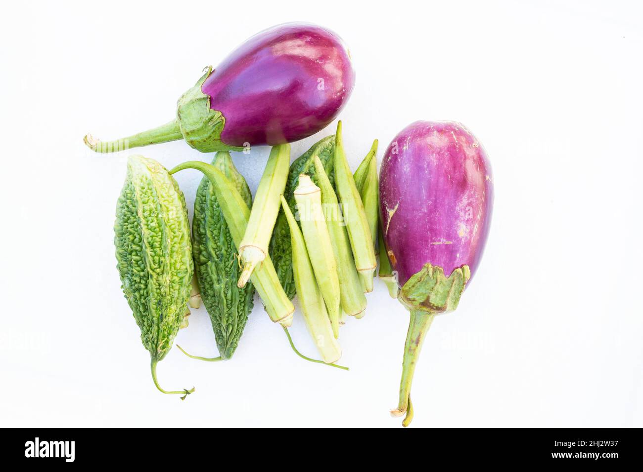 Okra (Abelmoschus esculentus), Eggplant (Solanum melongena) e Bitter melon (Momordica charantia) isolati su sfondo bianco Foto Stock