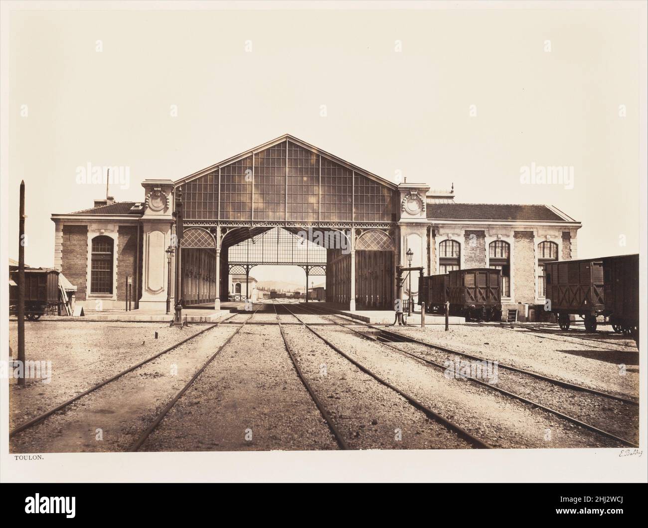 Tolone ca. 1861 Edouard Baldus French, nato Prussia nel luglio 1861 la ferrovia Parigi-Lione-Méditerranée (PLM) commissionò a Baldus di produrre un album di vedute delle costruzioni ferroviarie e dei principali siti serviti dalla linea tra Lione, Marsiglia e Tolone. Nell'album, Chemins de fer de Paris à Lyon et à la Méditerranée, Baldus ha mescolato le sue immagini paesaggistiche e architettoniche con viste audaci e geometriche dei moderni sentieri paesaggistici, stazioni, ponti, viadotti, e tunnel che affrontano efficacemente l'influenza della tecnologia (di cui sia la ferrovia che la macchina fotografica erano prime exa Foto Stock