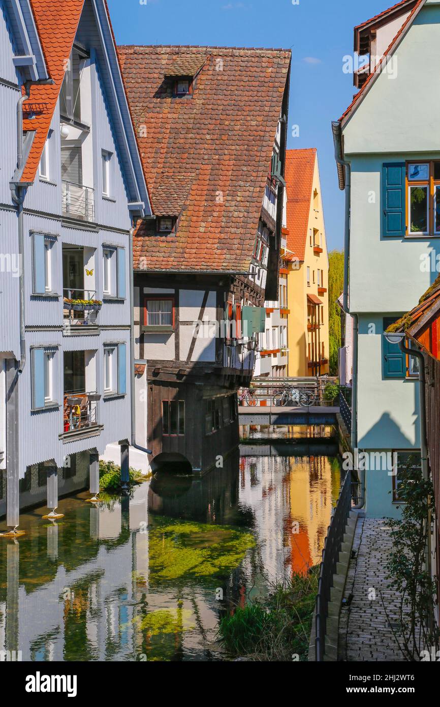 Quartiere dei pescatori, quartiere Gerber, case, casa storta, casa a graticcio, ponte, ramo del fiume Blau, Ulm, Baden-Wuerttemberg, Germania Foto Stock
