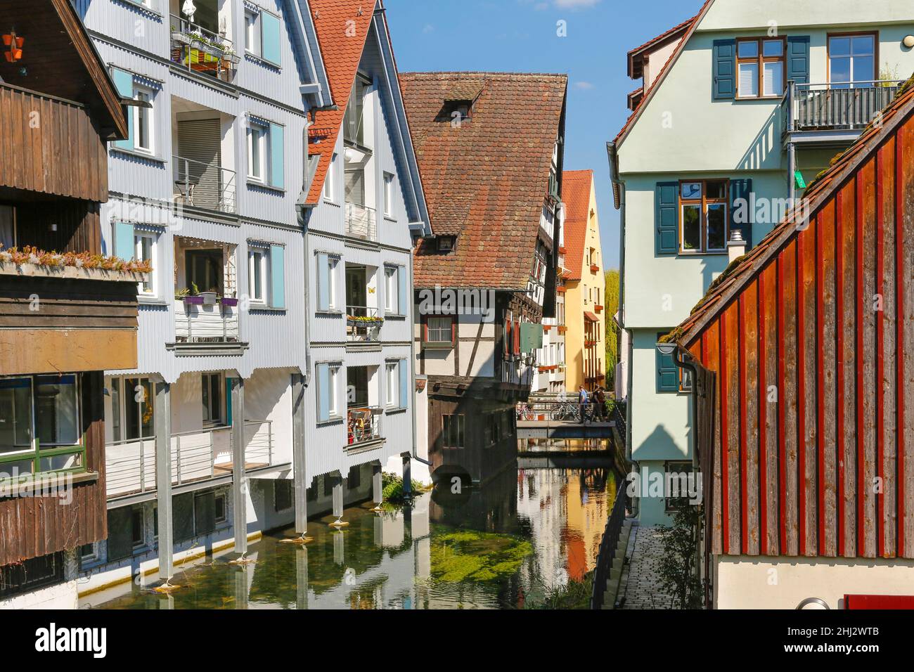 Quartiere dei pescatori, quartiere Gerber, case, casa storta, casa a graticcio, ponte, ramo del fiume Blau, Ulm, Baden-Wuerttemberg, Germania Foto Stock