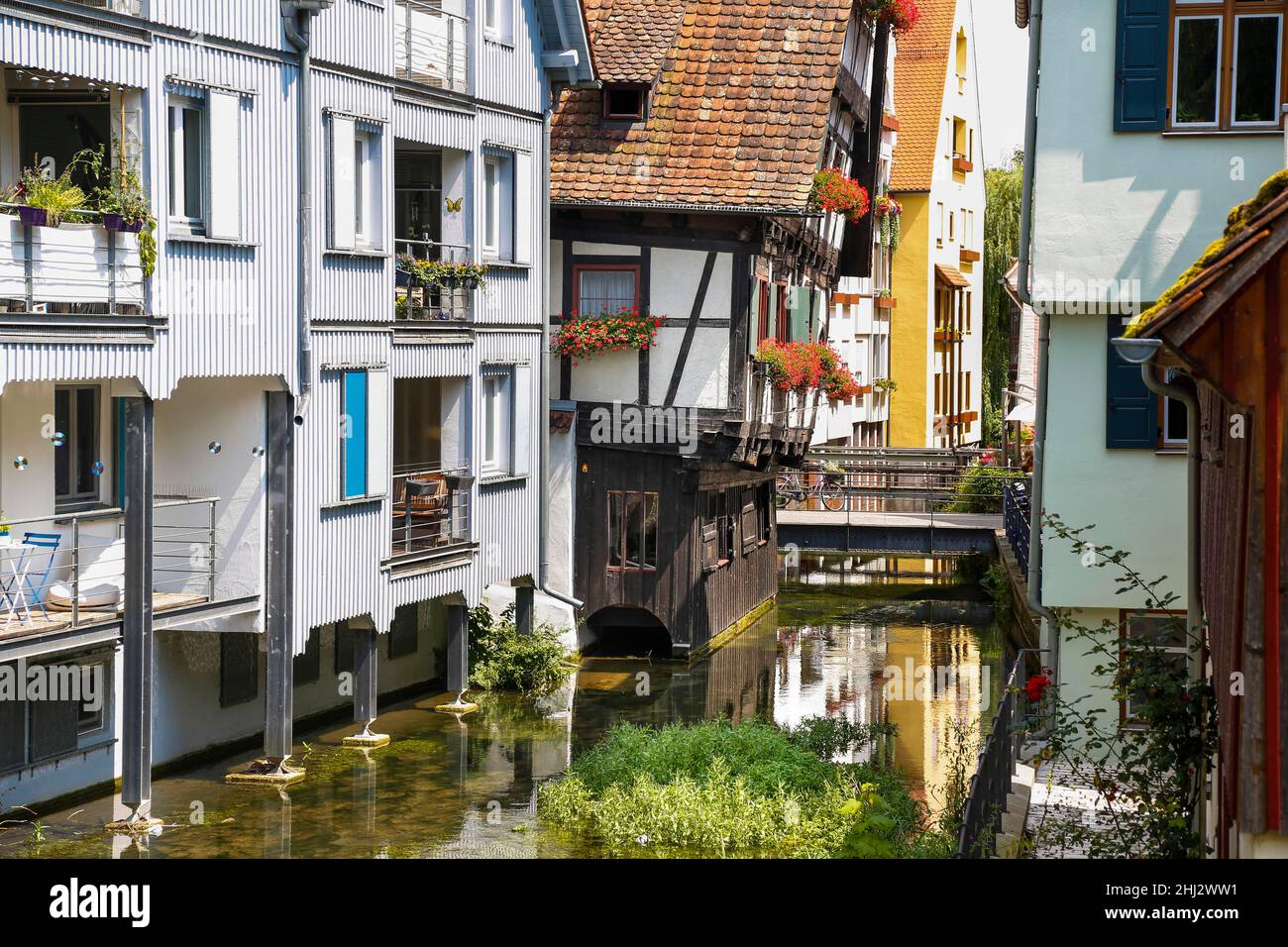Quartiere dei pescatori, quartiere Gerber, case, casa storta, casa a graticcio, ponte, ramo del fiume Blau, Ulm, Baden-Wuerttemberg, Germania Foto Stock