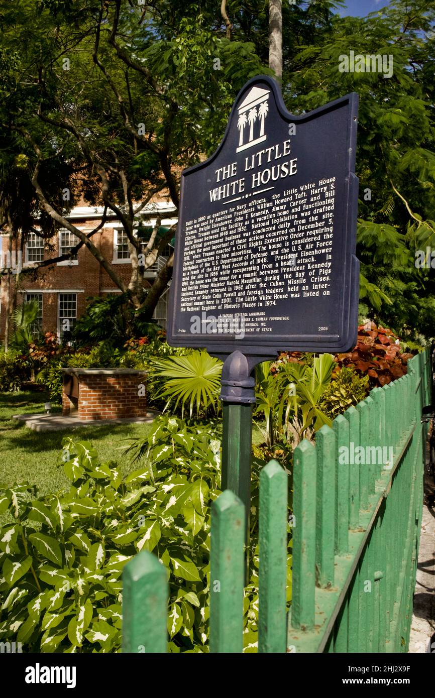 Marker per la Little White House di Harry S. Truman a Key West, Florida. Costruito nel 1890 presso l'alloggiamento ufficiale navale. Foto Stock