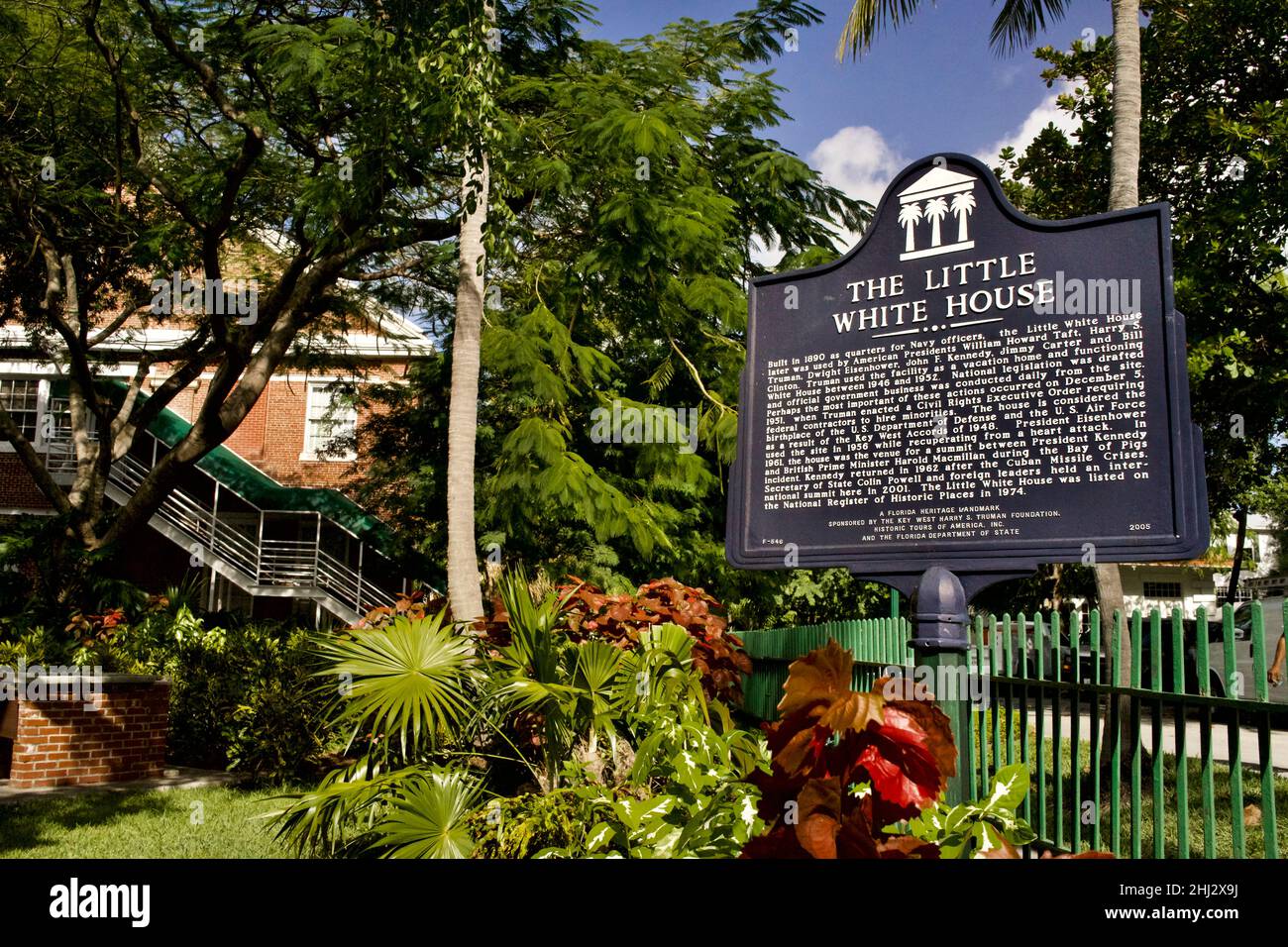 Marker per la Little White House di Harry S. Truman a Key West, Florida. Costruito nel 1890 presso l'alloggiamento ufficiale navale. Foto Stock