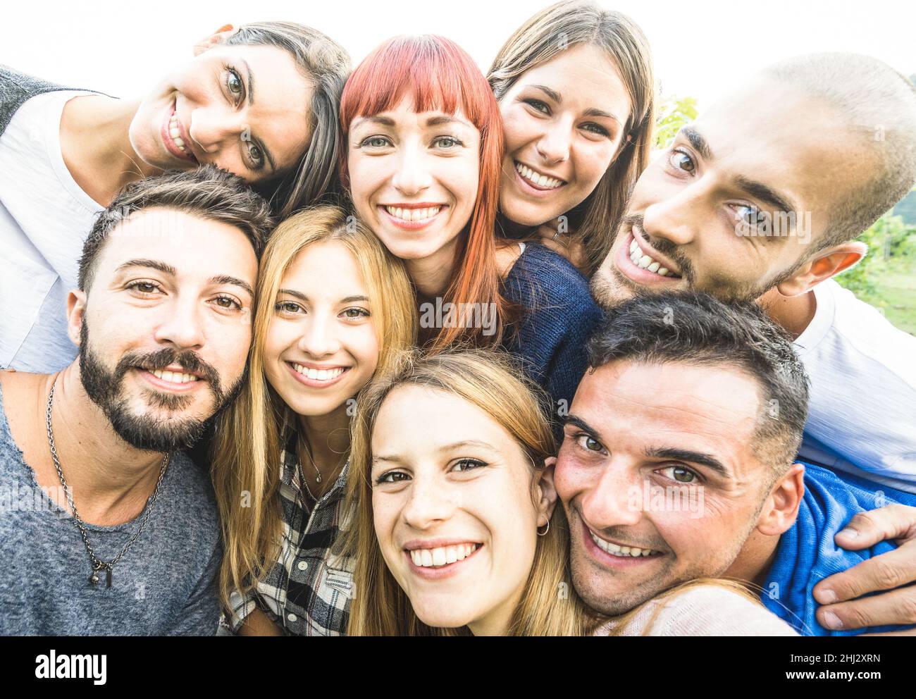 I migliori amici felici che prendono selfie all'aperto con retroilluminazione desaturata - concetto di amicizia e gioventù con i giovani che si divertono insieme Foto Stock